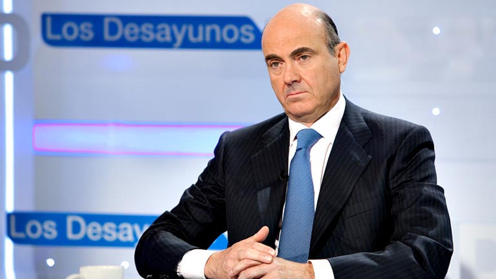 Guindos dice que la banca "está mucho mejor que hace un año", pero no contesta si necesita más ayudas