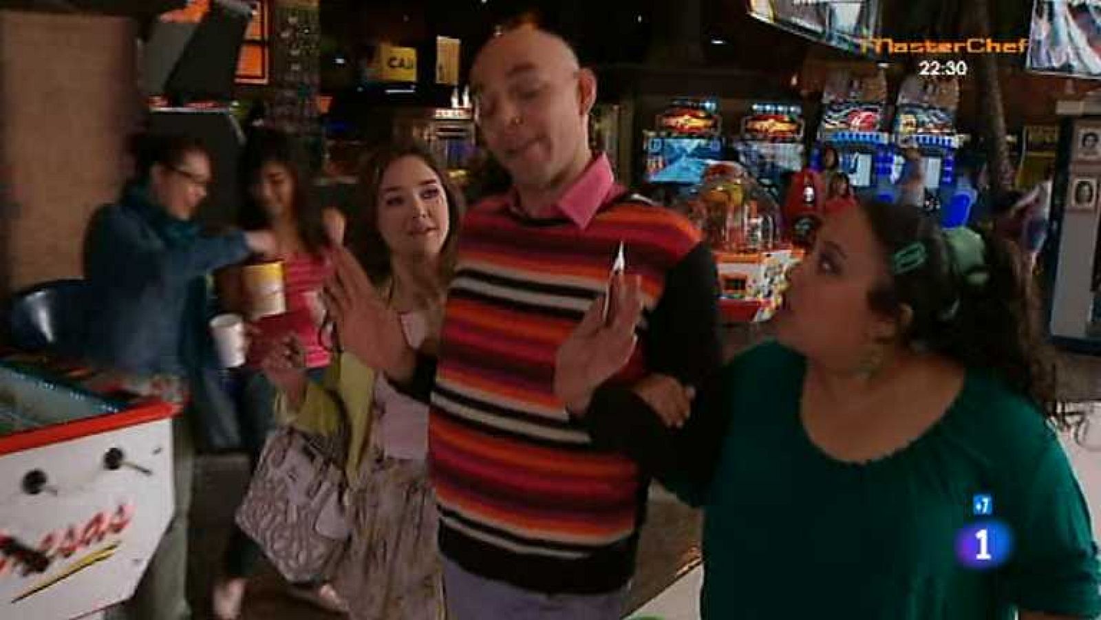 Amores verdaderos - Capítulo 141 - Aníbal comunica a Victoria que va a casarse con Candelaria - ver ahora