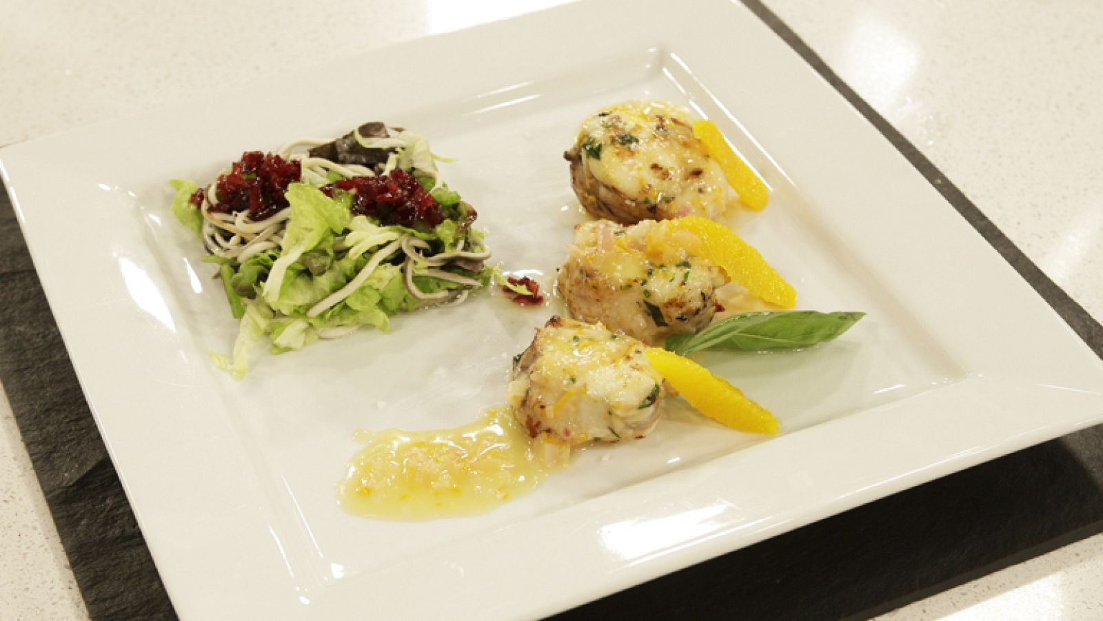 Saber cocinar - Rape a la naranja con gulas en ensalada