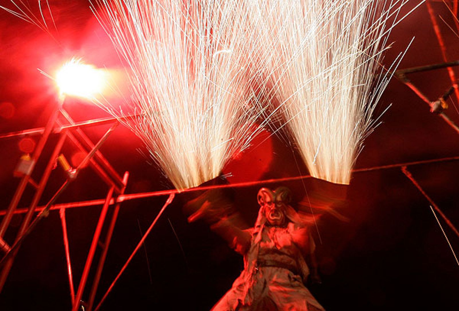 Miles de personas celebran la noche de San Juan
