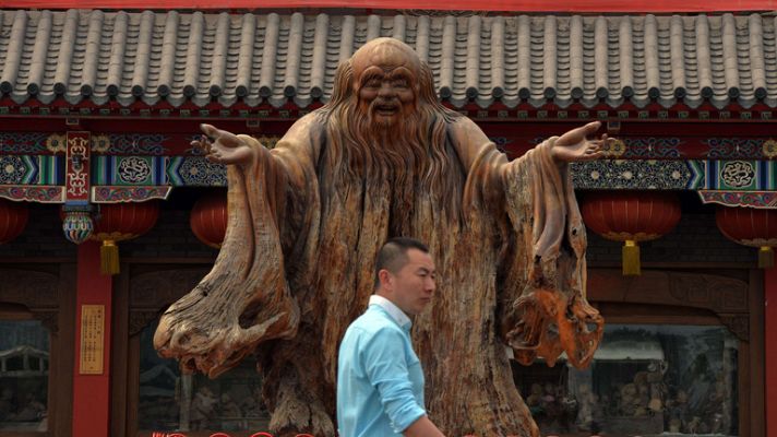 Telediario 1 - Los chinos revolucionan el mercado mundial del turismo