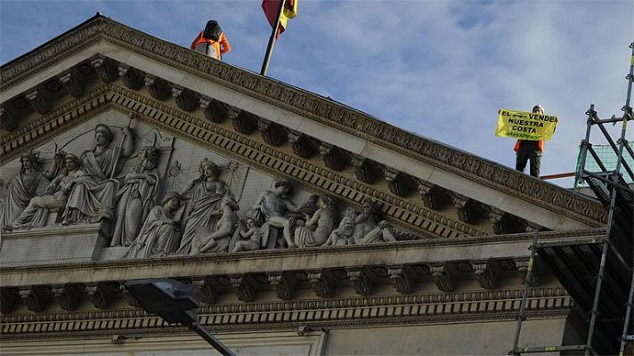 Informativo 24h - Activistas de Greenpeace logran subir al tejado del Congreso para protestar por la ley de costas