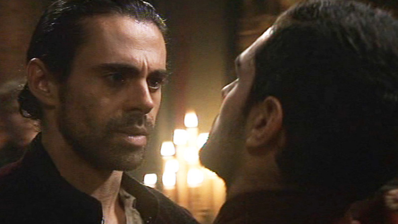 Águila Roja - Un misterioso hombre empaña el anuncio de la Marquesa | Ver