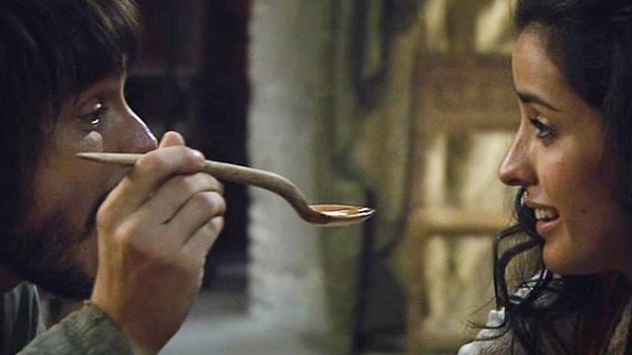 Águila Roja - Gonzalo le da de comer a Margarita