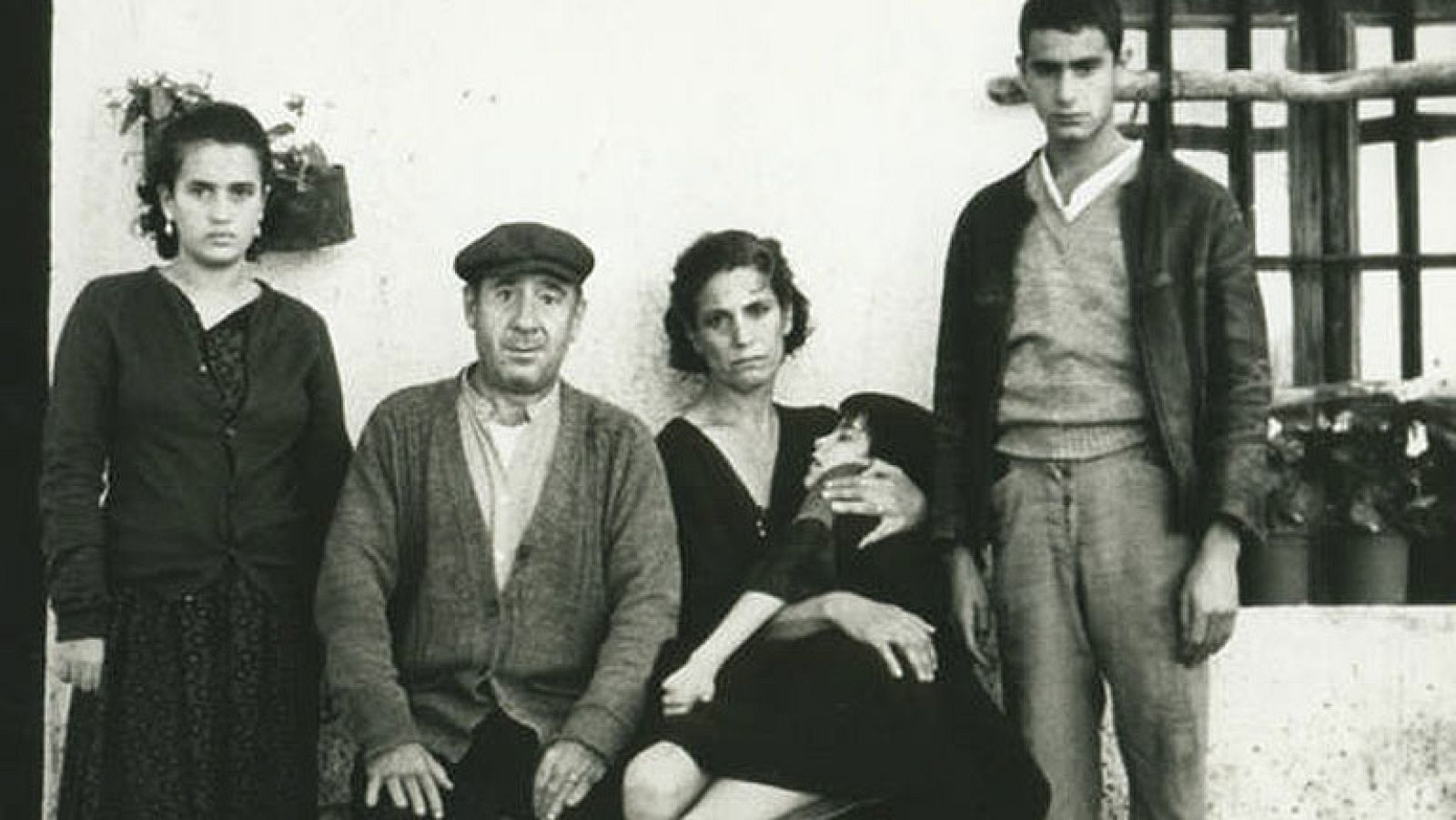 Alfredo Landa, pamplonés, hijo de un capitán de la Guardia Civil, estudió Derecho y se subió a las tablas con el Teatro Español Universitario.