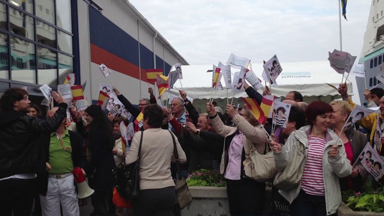 Cientos de fans y pasajeros del crucero Empress esperan a El sueño de Morfeo a su llegada al puerto de Malmö