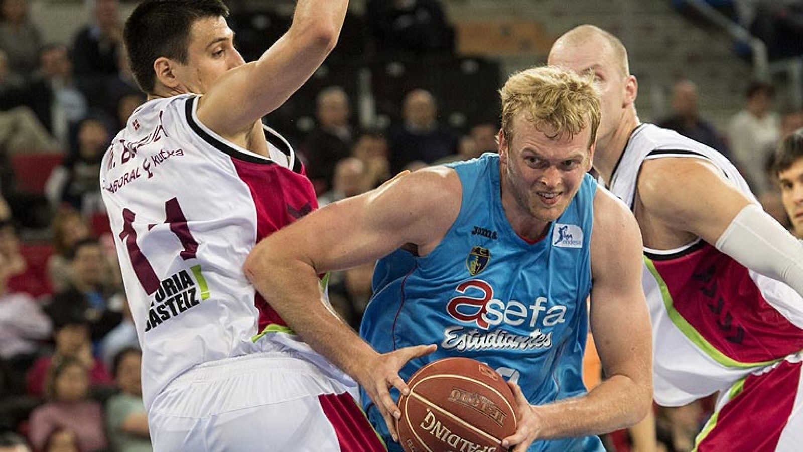 El Asefa Estudiantes ha conseguido una victoria que no lograba desde hace diez años, al ganar en el Buesa Arena al Laboral Kutxa por 80-90.