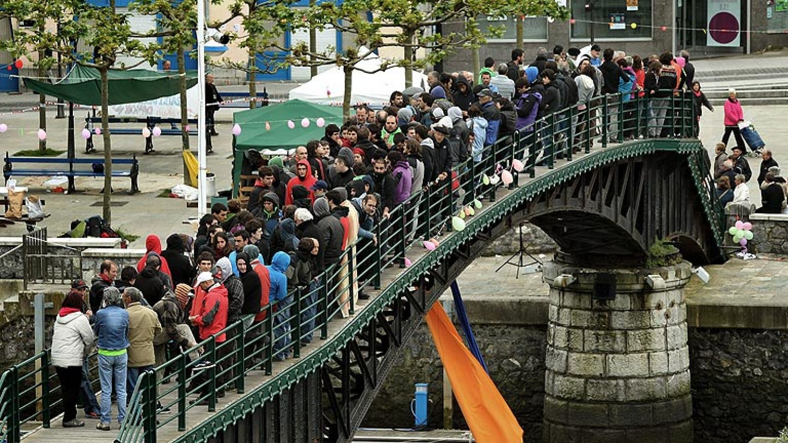 La Ertzaintza se despliega en Ondarroa para detener a una colaboradora de ETA | Ver