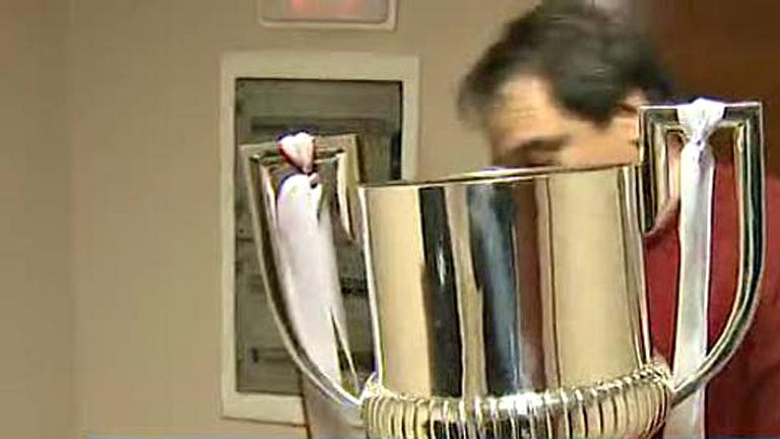 Federico da los últimos retoques al gran protagonista de la Copa del Rey: el trofeo... Los talleres Alegre son los encargados de mimar la Copa con más solera de nuestro fútbol. Está cuidada y vigilada hasta que el viernes a primera hora la Federación