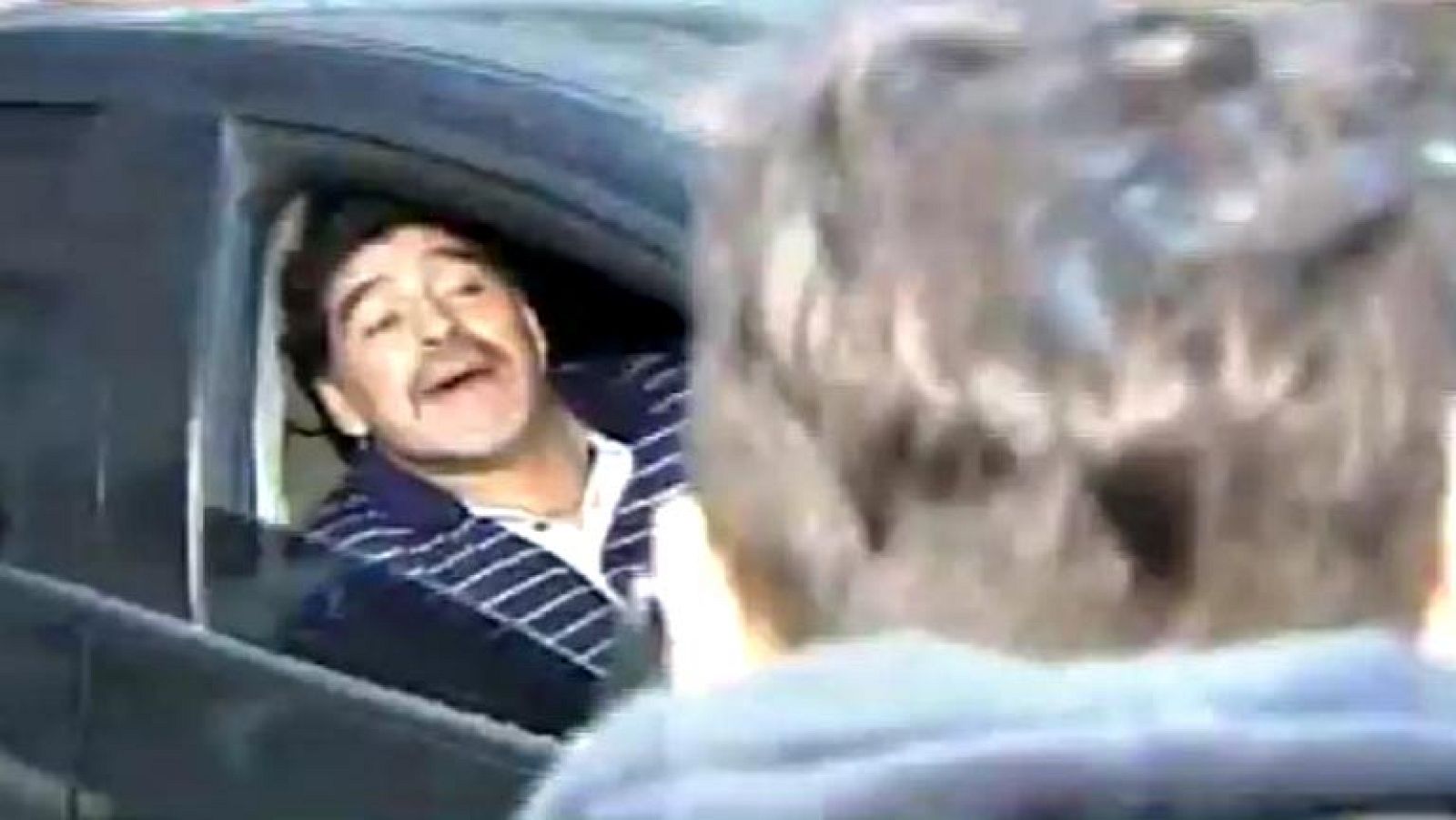 El exfutbolista argentino Diego Armando Maradona llegó hoy a Buenos Aires acompañado de su nueva novia, la argentina Rocío Oliva, después de pasar una larga temporada en los Emiratos Árabes. El astro argentino aterrizó en el aeropuerto de Ezeiza, en