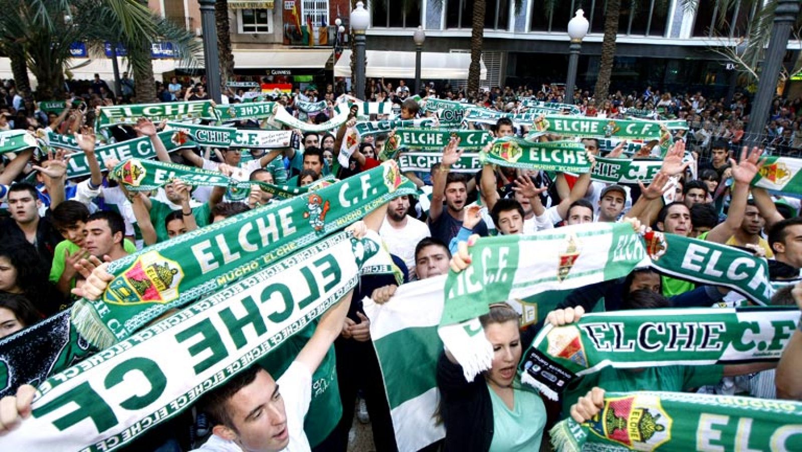 El Elche, sin necesidad de saltar al terreno de juego, se convirtió en equipo de Primera División, tras veinticinco años de espera, impulsado por el Alcorcón, que no ganó en Barcelona aunque obtuvo un punto a última hora que le mantiene en la pelea e
