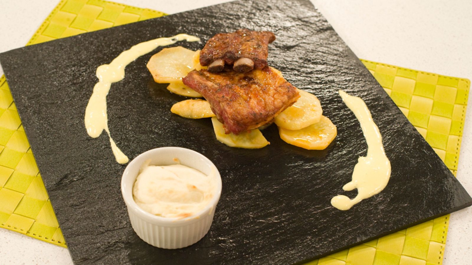 Saber Cocinar - Costillar asado con soufflé de queso