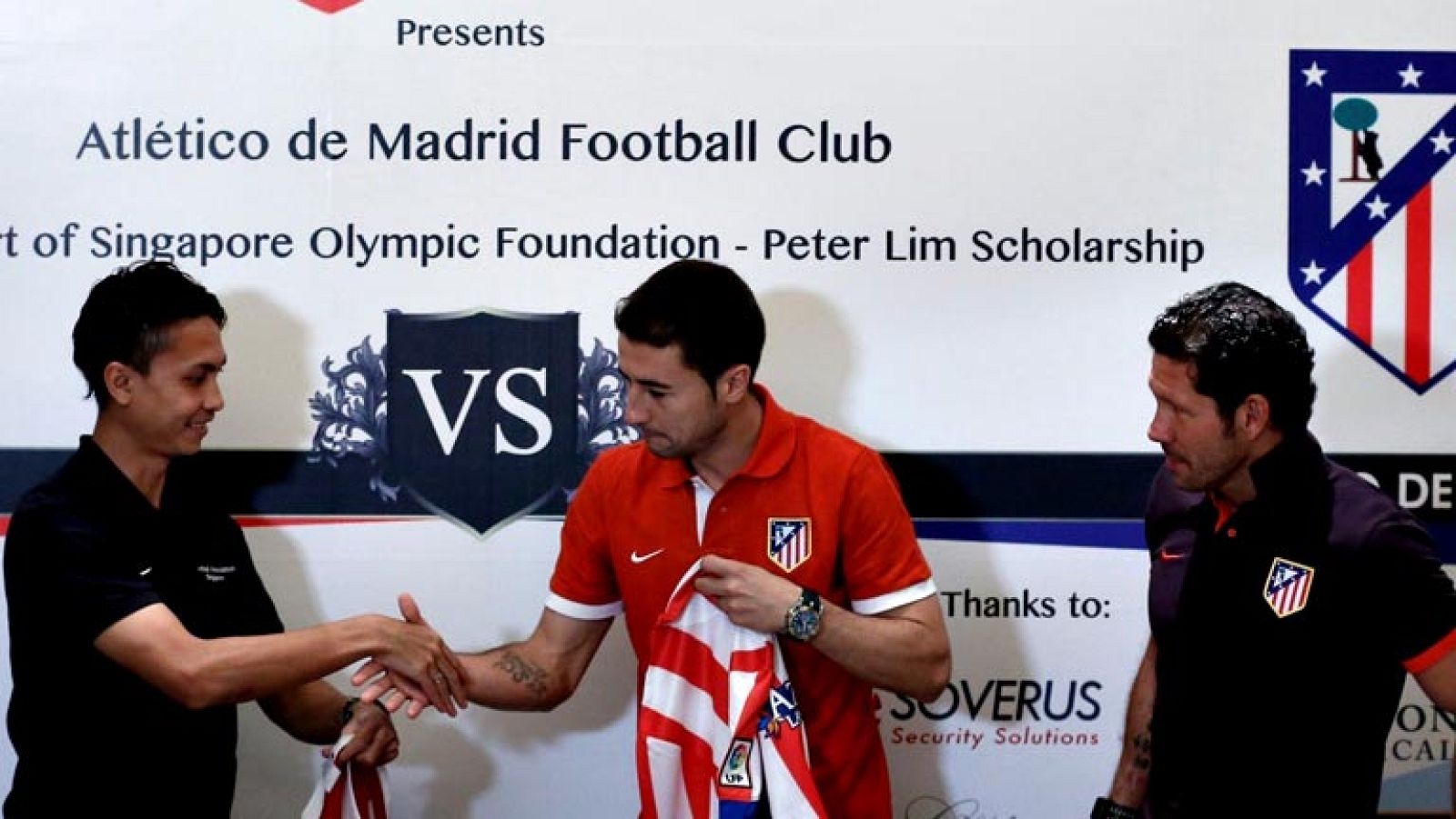 El Atlético de Madrid, reciente campeón de la Copa del Rey, fue recibido hoy por un grupo de seguidores con pancartas y una danza tradicional en Singapur, donde el miércoles próximo jugará un partido amistoso contra un combinado local.