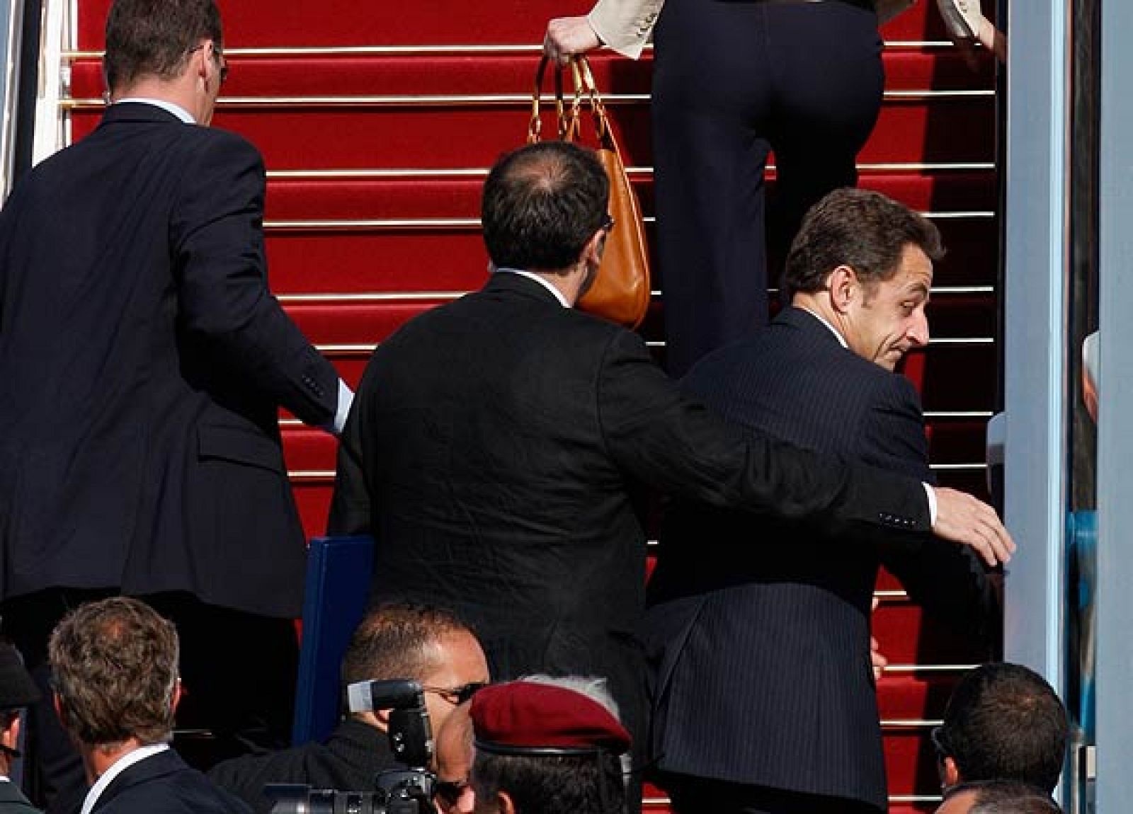 Un policía israelí se ha dado un tiro, aparentemente, durante la ceremonia de despedida del presidente de Francia, Nicolas Sarkozy, en el aeropuerto de Tel Aviv, (24/06/08).