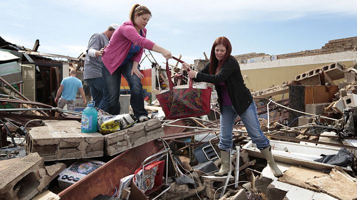 Telediario 1 - Daños del tornado de Oklahoma