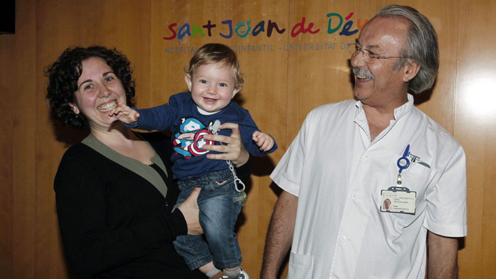 Una mujer sin ovarios tiene un hijo gracias al primer autotrasplante ovárico realizado en España | Ver