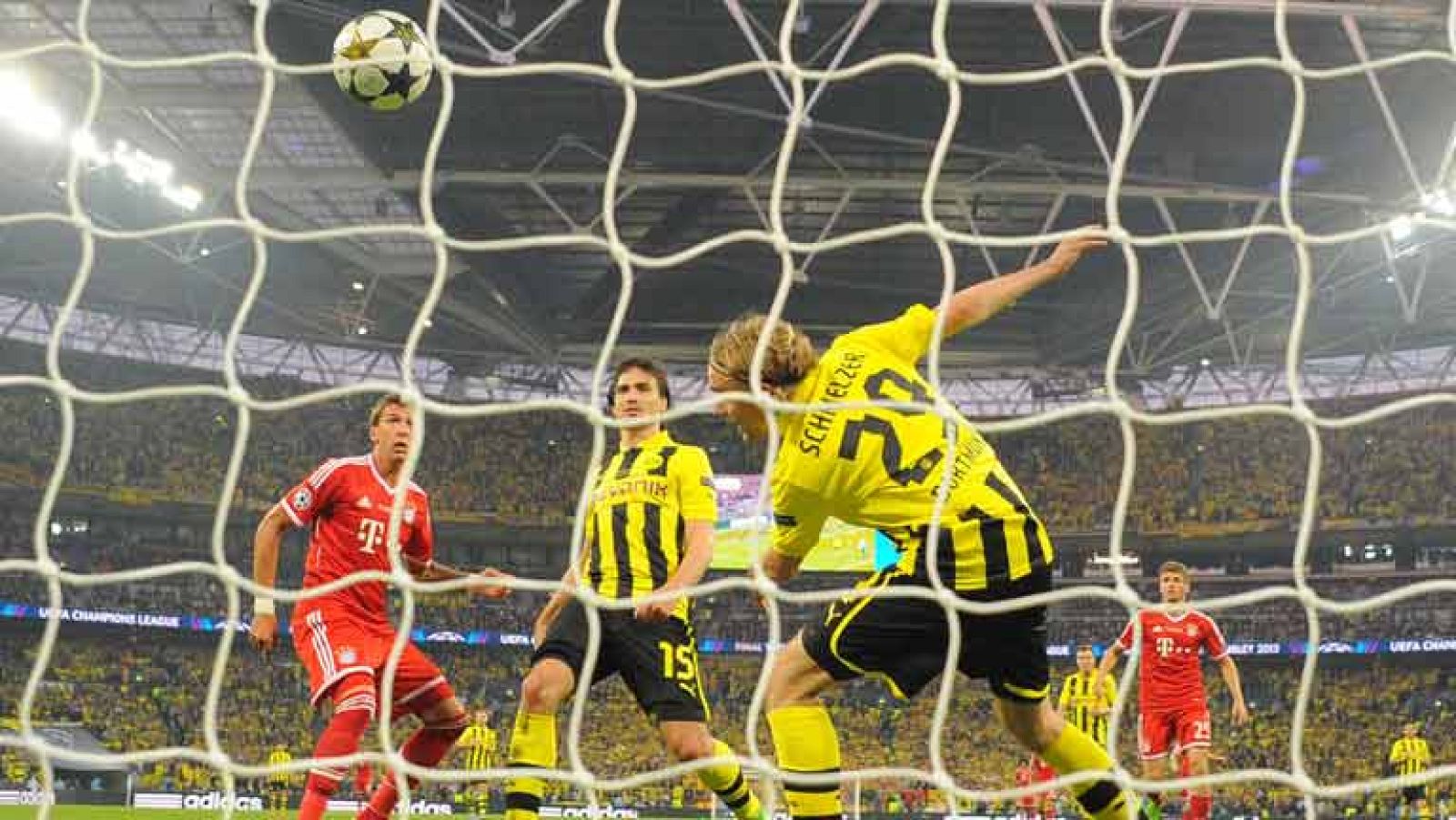 El jugador croata Mandzukic ha adelantado al Bayern de Munich en el minuto 59, batiendo a Weidenfeller con la pierna izquierda.