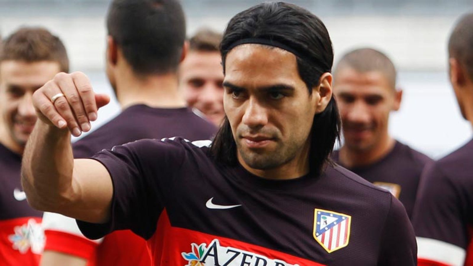 Radamel Falcao se despidió del Calderón. Entre lágrimas subió a la grada para saludar de la afición. Muchos grabaron el momento en sus télefonos móviles. Su destino: Mónaco. Aunque Cerezo prefiere no hablar del tema.