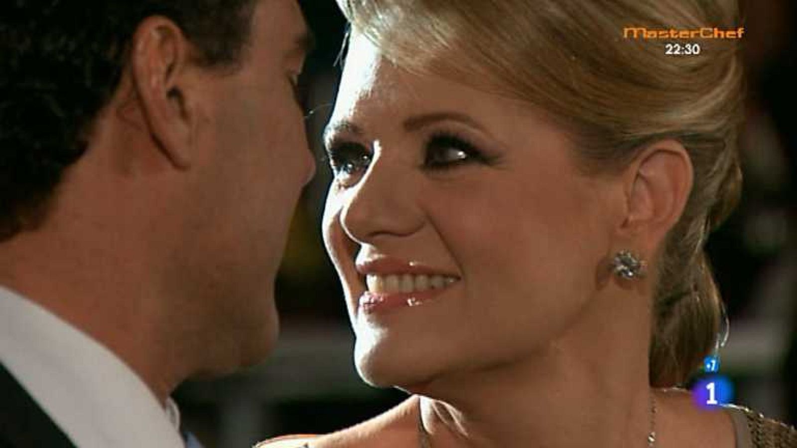 Amores verdaderos - Capítulo 156 - Arriaga observa como Aníbal "compra" la lealtad y el cariño de Liliana - ver ahora