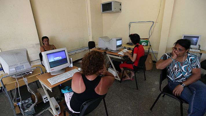 Telediario 1 - El Gobierno cubano ampliará el acceso a Internet  mediante salas de navegación