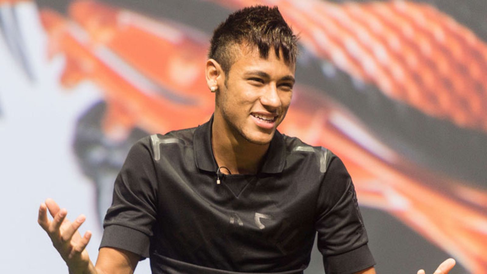 Neymar asimila ya su condición de jugador del Barcelona. Dice que ha sido un deseo personal la elección del Barcelona y que enfrentarse a Cristiano Ronaldo -a quien define como un crack- será una gran motivación.