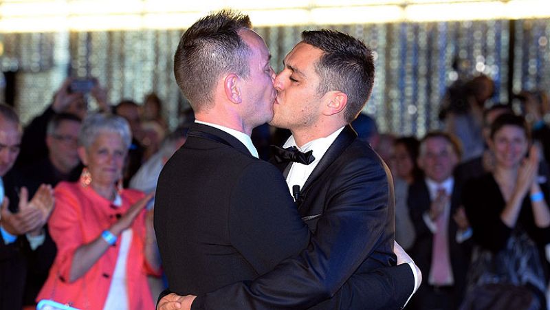 Primer "sí, quiero" homosexual en Francia - Informativo 24h | Ver
