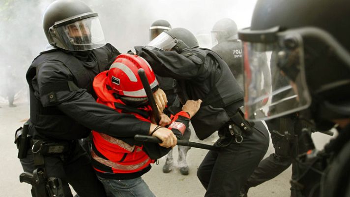 Informativo 24h - Los mossos cargan y detienen a un bombero en las protestas ante el Parlament