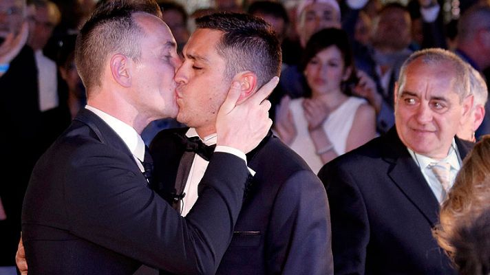 Informativo 24h - Vincent y Bruno se dan el primer 'sí quiero' homosexual en Francia