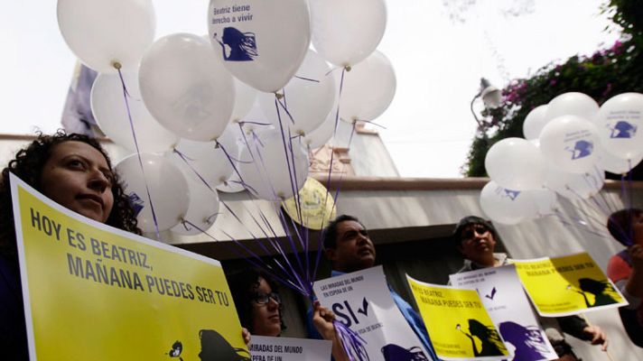 Telediario 1 - El Salvador prohibirá abortar a una mujer cuyo bebé nacerá sin cerebro