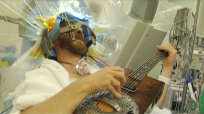 Telediario 1 - Le operan el cerebro a un músico mientras toca su guitarra