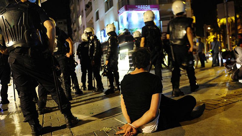 Continúan los enfrentamientos en Turquía tras una retirada temporal de la policía - Informativo 24h | Ver