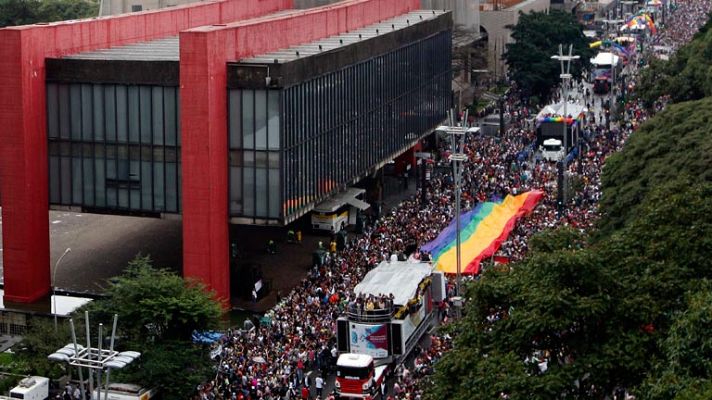 Informativo 24h - Millones de personas celebran el Desfile del Orgullo Gay en Brasil
