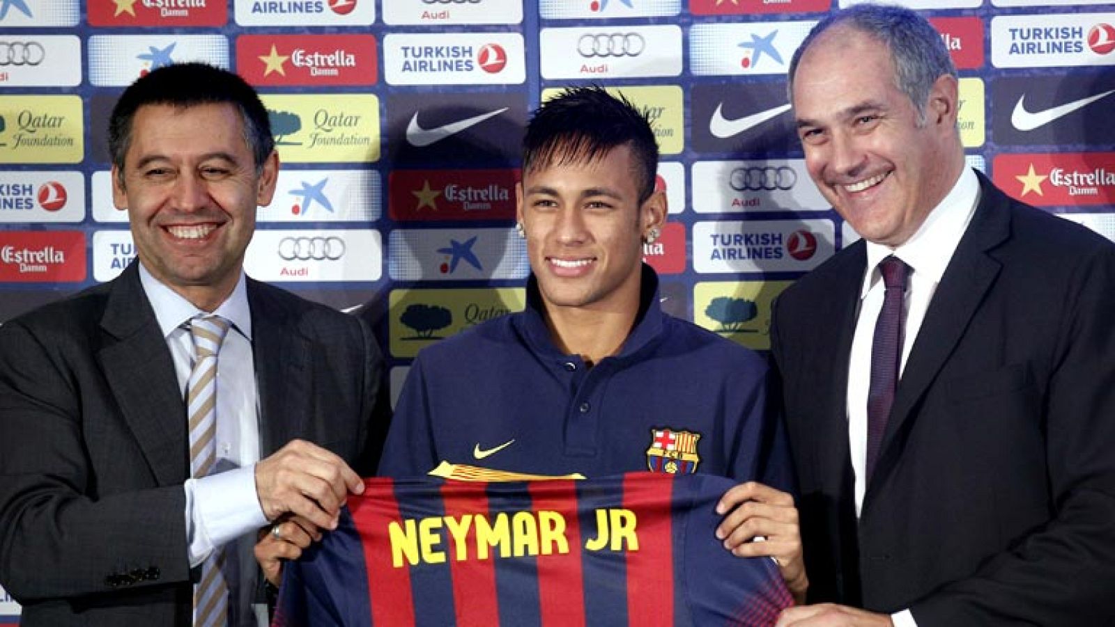 El nuevo jugador del FC Barcelona Neymar Jr ha asegurado esta  tarde que ha decidido fichar por el club blaugrana y no por cualquier  otro equipo pese a que pudieran ofrecerle más prestaciones económicas  porque siempre se ha movido "con el corazón"