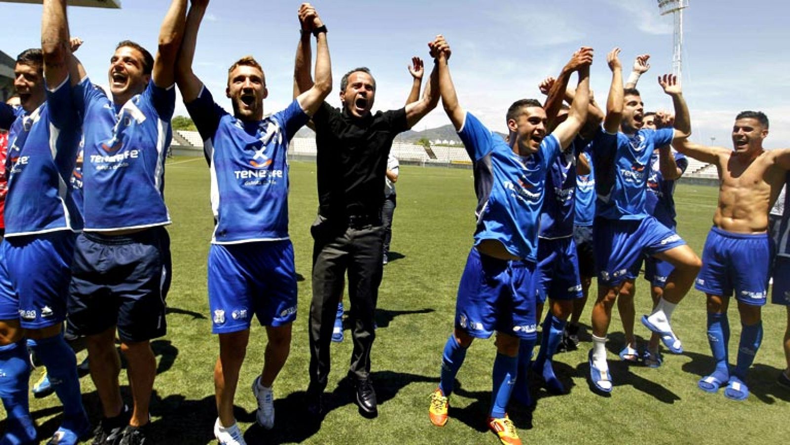 De la champions a luchar por el ascenso directo a Primera. Este domingo el Villarreal juega  su final más importante, ante otro aspirante, el Almería. Al Submarino le vale un empate. Colas de ilusión en el Madrigal para el partido de la última jornad