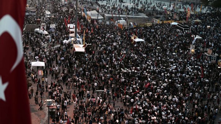 Telediario 1 - Erdogan regresa a Estambul con miles de manifestantes en las calles