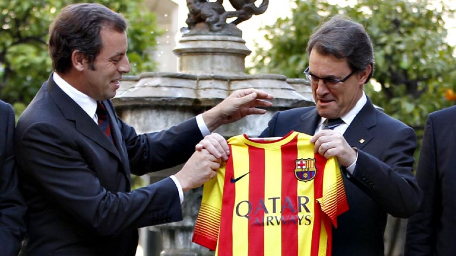 El presidente del FC Barcelona, Sandro Rosell, ha comentado este  jueves que pese a no ser el primer club catalán en lucir los colores  de la 'senyera' en su camiseta, ya que por primera vez en la historia  del equipo blaugrana será protagonista la b