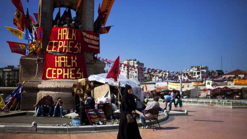 Turquía amanece dividida y en calma tras el regreso de Erdogan - Los desayunos | Ver