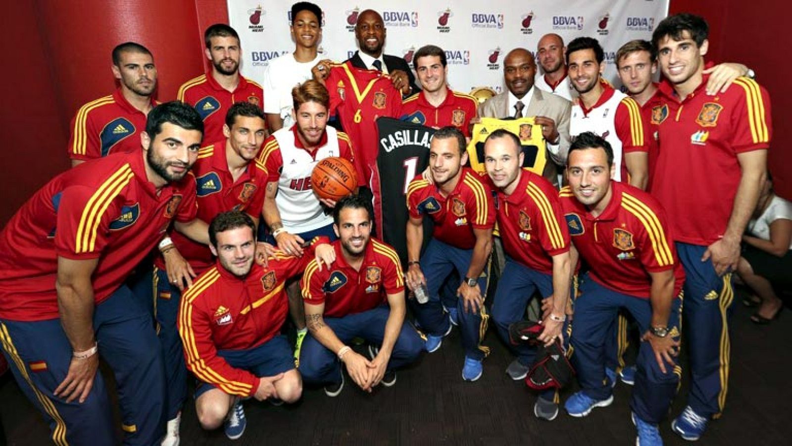 Casillas ya puede presumir de ser el único en levantar una copa del Mundo, dos Eurocopas... y el trofeo de campeón de la NBA. Iniesta y Casillas invitaron al resto de compañeros al primer partido de la final y seguro que más de uno recuerda la concen
