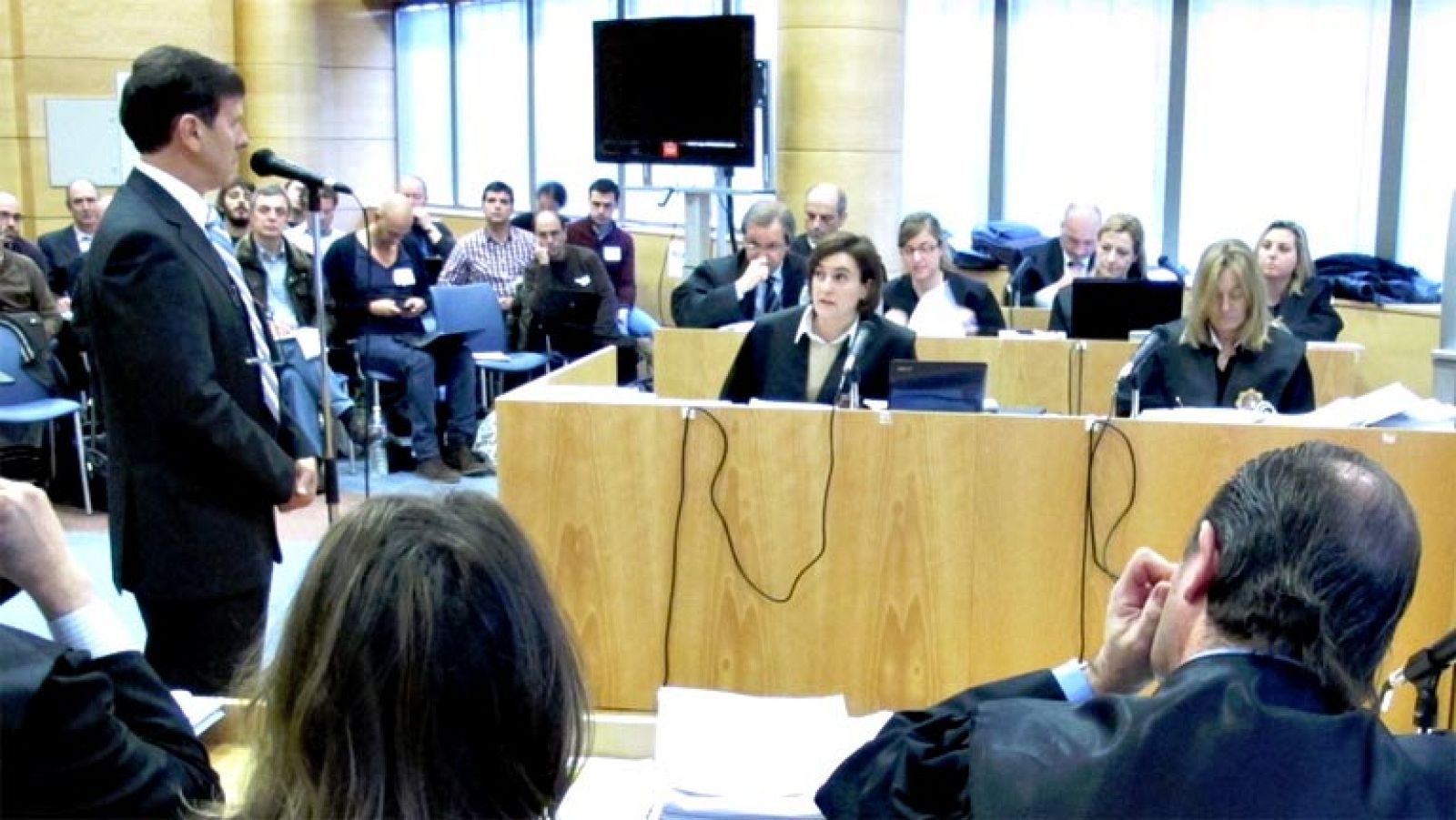 La última ha llegado por parte de los médicos españoles que se muestran muy disconformes con que la inhabilitación a Eufemiano Fuentes haya sido de cuatro años y solo para ejercer la mediciona deportiva. Tanto la Federación Española de medicina del D