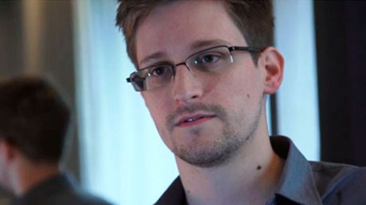 Informativo 24h - Edward Snowden, extécnico de la CIA, se responsabiliza de las filtraciones de espionaje en EE.UU.