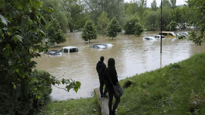 Telediario 1 - Las fuertes lluvias inundan algunas localidades navarras y 25 personas tienen que ser evacuadas