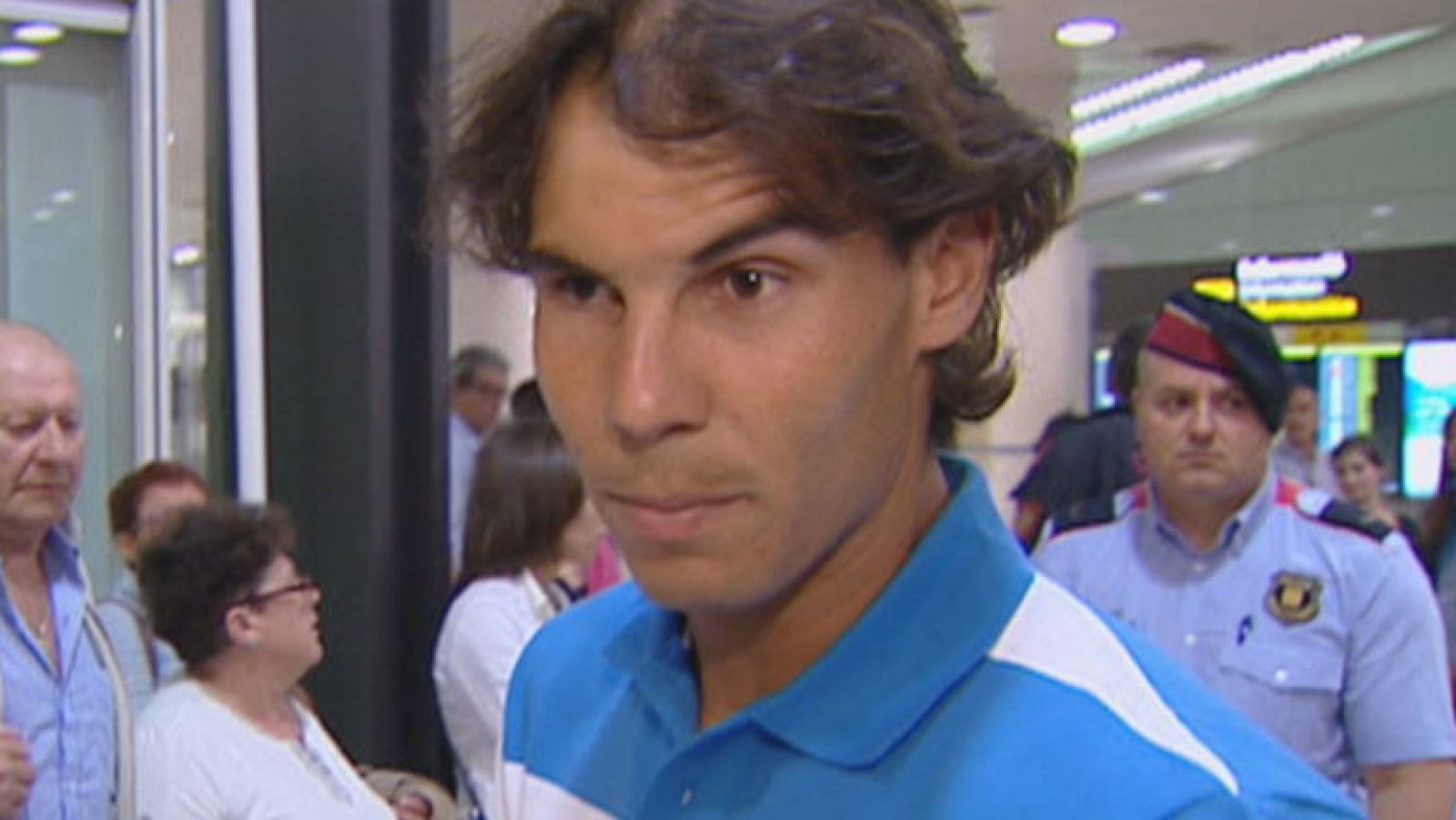 Rafa Nadal ha pasado esta mañana un reconocimiento médico en Barcelona para ver el estado de sus rodillas.  A diferencia de años anteriores no jugará ningún torneo para adaptarse a la hierba de Wimbledon, lo hará en los entrenamientos.