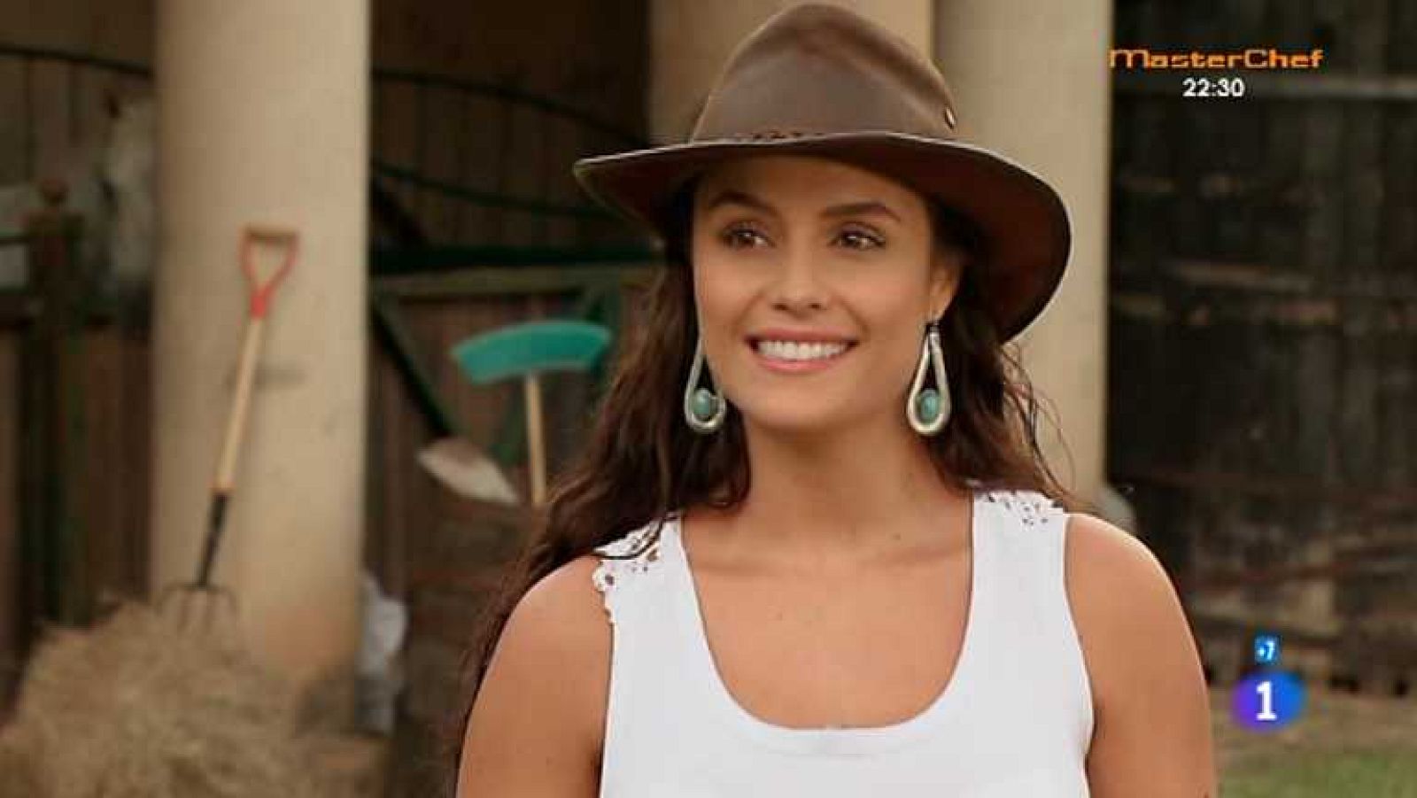 Las Bandidas - Capítulo 4 - Fabiola no quiere casarse tan pronto con Sergio y se enfada cuando éste y su padre pactan una fecha inmediata para el enlace - Ver ahora