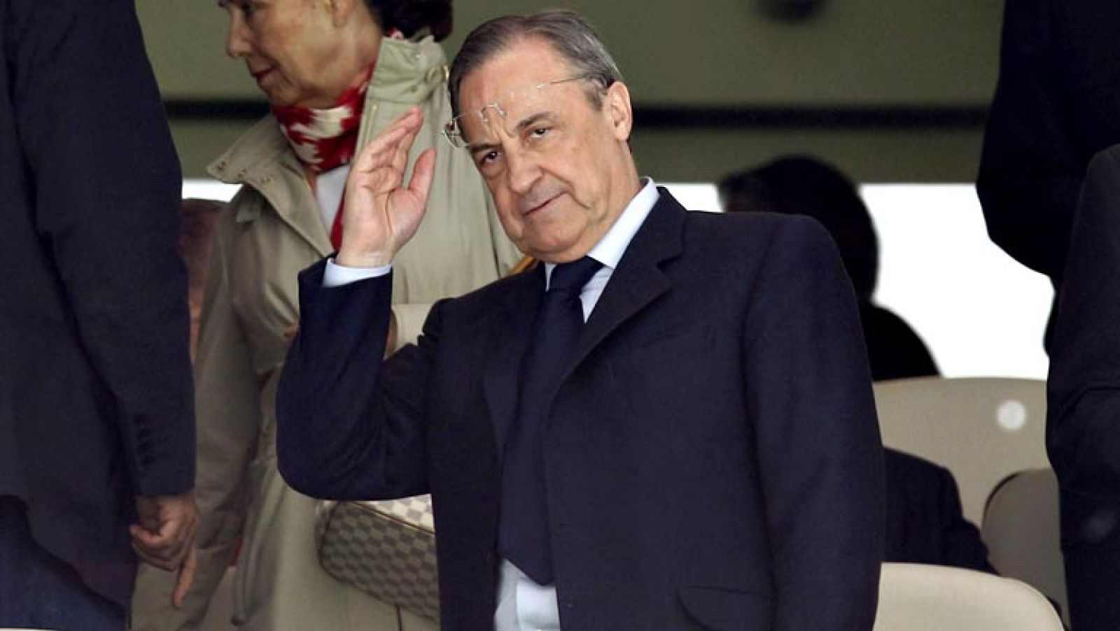 La idea de Florentino Pérez era que Zidane fuere el responsable del nuevo proyecto deportivo del Real Madrid desde su puesto de Director Deportivo. Lo que pasa es que el francés prefiere ser segundo de Anchelotti.