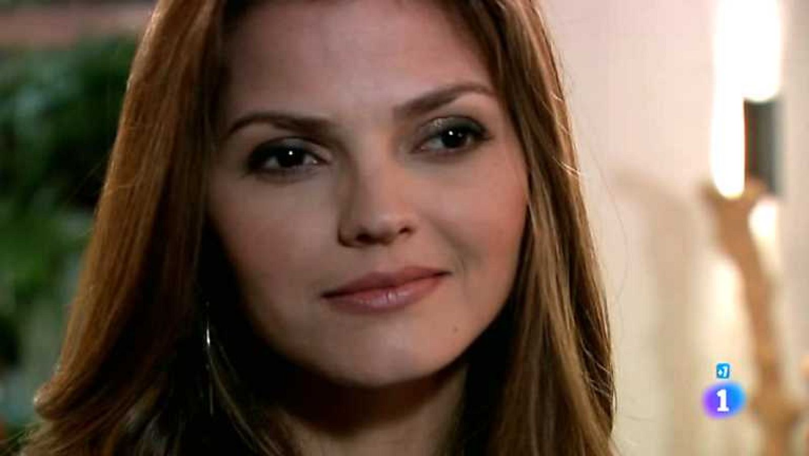 Las Bandidas - Capítulo 6 - Malena ha visto a Fabiola y Alonso besándose en el jardín y, sin dudarlo, se lo contará a Olegario - Ver ahora