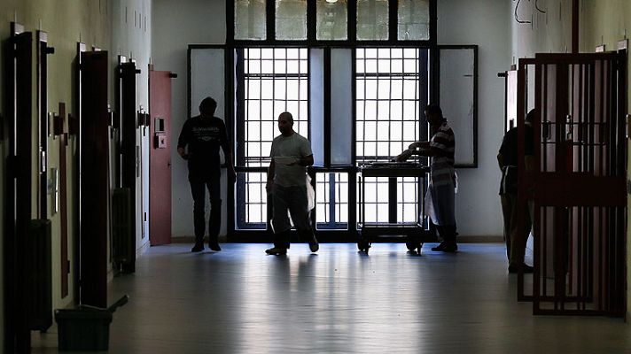 Telediario 1 - El Tribunal de Derechos Humanos de Estrasburgo ha condenado a Italia por la masificación de sus cárceles