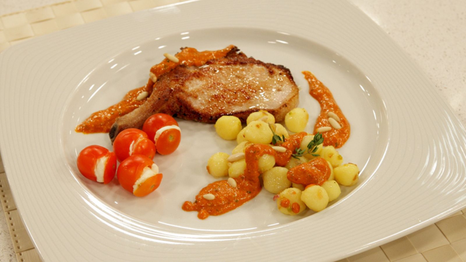 Saber Cocinar - Chuletas de cerdo con ñoquis al pesto rojo