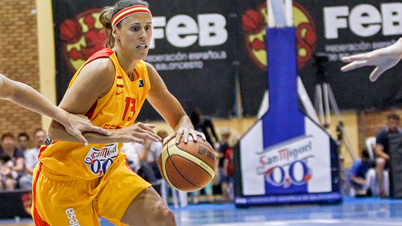 España gana a Rusia en el Europeo de baloncesto femenino