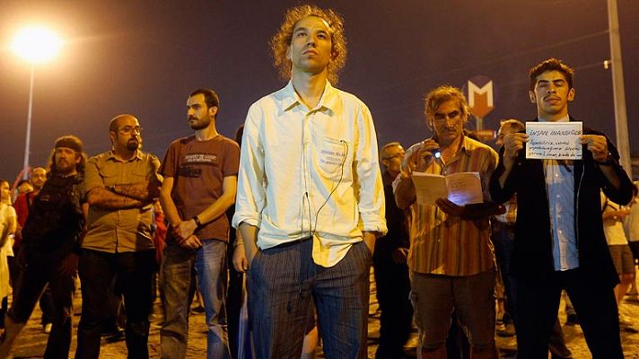 Telediario 1 - Protesta silenciosa en Taksim
