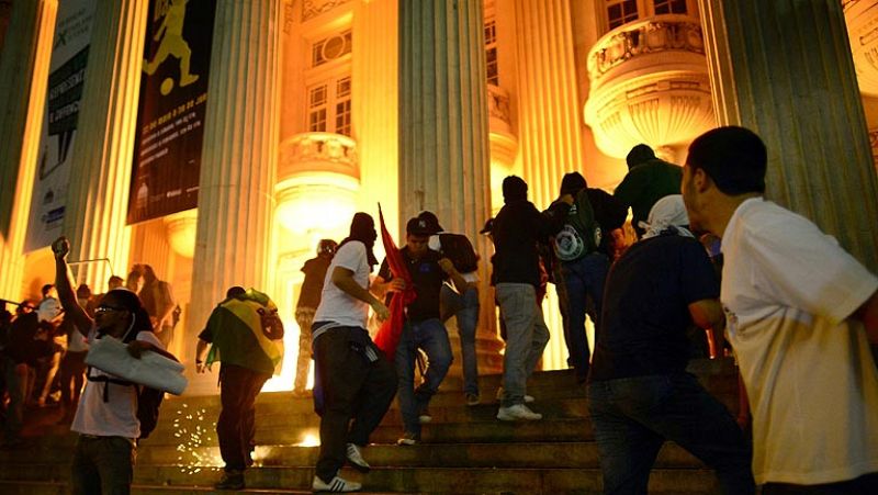 Miles de manifestantes protagonizan las mayores protestas de los últimos 20 años en Brasil